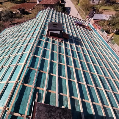 Работници, полагащи покривни покрития 0