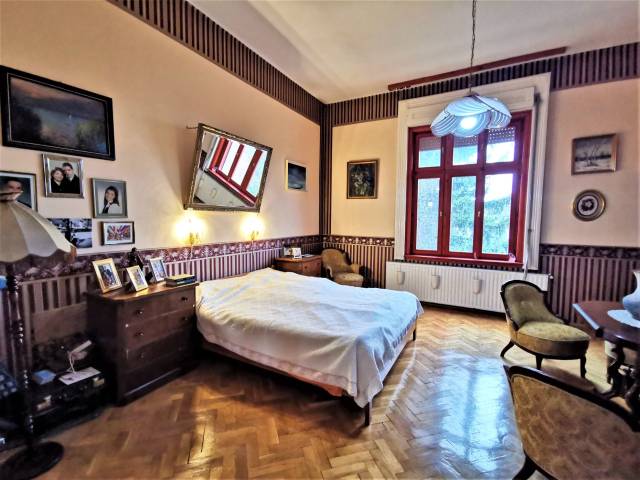 Debrecenben, belvárosban eladó egy téglaépítésű, felújított, 2.emeleti, 81 nm - es, 3 szobás, elegán - Debrecen, Belváros Arany János utca - Eladó ház, Lakás 4
