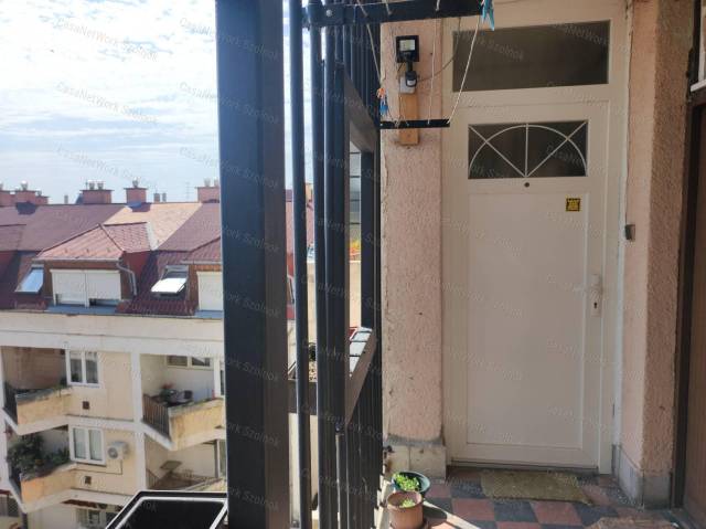 Eladó 67 m2-es lakás Szolnokon, a Kossuth téren - Szolnok, Belváros - Albérlet, kiadó lakás, ház 19