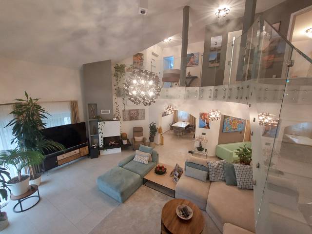 Eladó 300 m2-es családi ház Göd - Göd - Családi ház 1