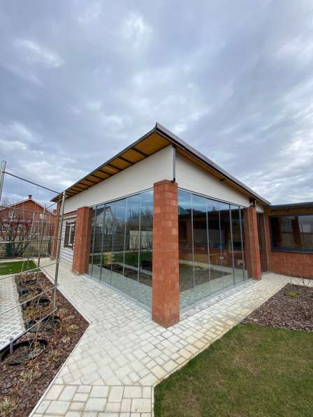 Безрамное остекление веранд, террас и беседок от компании Gl в Екатеринбурге